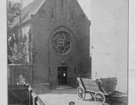 Katholische Kapelle am Trockenplatz - rechter Hand ist noch die Rückwand der alten Artilleriekaserne zu sehen.