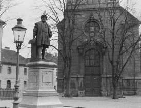 Portal der Kirche mit Markgrafen-Denkmal - und Pfarrhaus. Dieses sieht man links hinter der Laterne und dem Denkmal. (Bild: www.deutsche-fotothek.de)