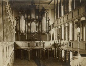 Innenaufnahme der Marienkirche - mit  der Orgel, dem Haupteingang darunter und einigen Chören. (Bild: Sammlung Dr. Herbert Tamm)