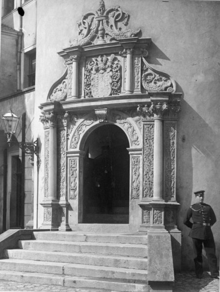 Historische Fotos von Küstrin - Die Küstriner Kirchen SPEZIAL: Die küstriner Kirchen - Delphinportal im Schloßhof
