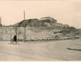 Die Bastion Kronprinz *3 - der Hohe Kavalier auf einem Privatfoto, aufgenommen im Mai 1931. Gesehen von der Kreuzung Kurze Dammstraße und Halbe Stadt(?).