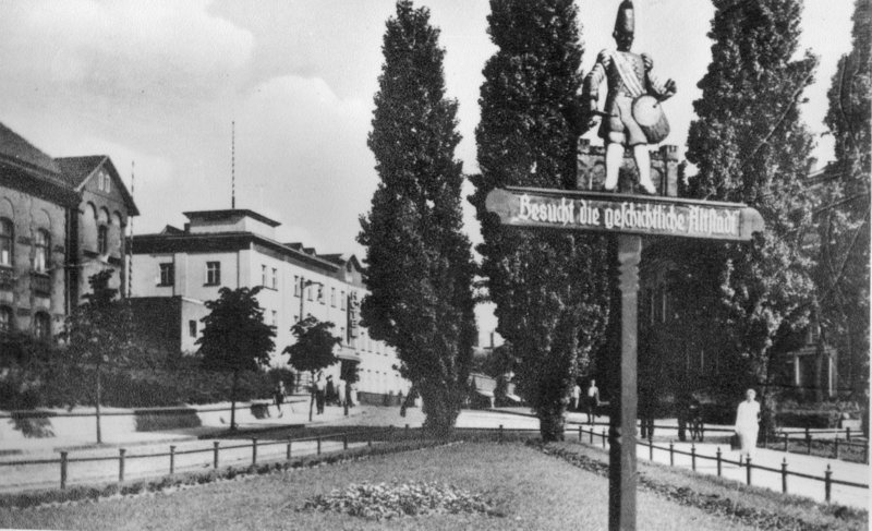 Historische Fotos von Küstrin Kurze Vorstadt / Neustadt - Wegweiser am Bahnhofsplatz *4