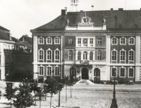 Das Rathaus *4 - am Marktplatz. Links des Rathauses beginnt die Kommandantenstraße.