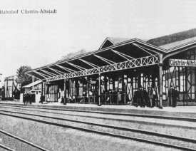 Bahnhof Cüstrin Altstadt *4 - Der Bahnhof lag im westlichen Teil der Altstadt, auf der Oderinsel. Vor der Artilleriekaserne zweigte die Artilleriestraße ab, welche direkt bis zum Bahnhof führte. Das Bild zeigt das alte Bahnhofsgebäude, dass mit den Erneuerungen der Eisenbahnbrücken Mitte der 1920er abgerissen wurde.