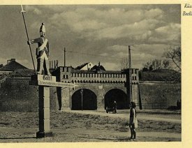 Blick auf das Berliner Tor *4 - Blick stadteinwärts. Die Bastion Königin links des Berliner Tores war auf diesem Foto bereits abgetragen.