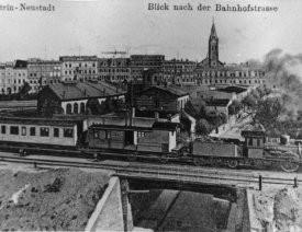 Blick Richtung Bahnhofstrasse *4 - Eisenbahnbrücke in der Plantagenstraße. Im Hintergrund sind die Bahnhofstraße und die Friedenskirche zu sehen. Eine Ansicht aus dem Jahr 2011 finden Sie hier.