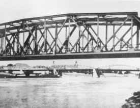 Eisenbahnbrücke über die Oder *4 - Blick nach Süden, im Hintergrund die Straßenbrücke und die Schloßkaserne.