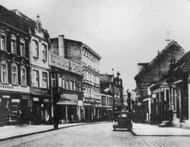 Zorndorfer Ecke Schützenstr. *4 - Zorndorfer Str. Ecke Schützenstraße, Blick stadtauswärts. Links sehen Sie die Glaswarenhandlung Max Schleusener, rechts ist die Kolonialwarenhandlung  S. Hirschbruch.