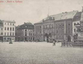Marktplatz mit Rathaus *4 - Blick Richtung Ecke Berliner Straße / Kurze Dammstraße und Kommandantenstraße.