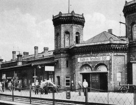 Türme am oberen Bahnsteig *1 - Blick Richtung Bahnhofsgebäude.