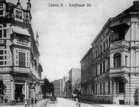 Schiffbauerstraße Ecke Warnicker Straße *4 - Links das Geschäft Broedemann & Isert, Kolonialwaren- Wein- und Delikatessenhdl., Schiffbauerstr. 47. Zu sehen ist die Kreuzung Schiffbauer- und Warnicker Straße, der Blick ist in die Schiffbauerstraße gerichtet.
