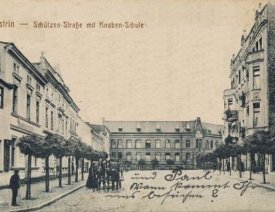 Schützenstrasse mit Knabenschule *3 - Blick aus Richtung Zorndorfer Straße.