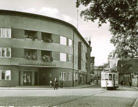 Stadtsparkasse *5 - Die Stadtsparkasse in der Zorndorfer Straße. Blick stadteinwärts Richtung Stern. Die Straßenbahn fährt Richtung Altstadt.