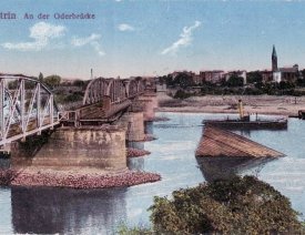 Warthe und Eisenbahnbrücke *4 - Blick über die Warthe,links die Eisenbahnbrücke, im  Hintergrund die Friedenskirche. Die Beschriftung der Karte ist falsch.