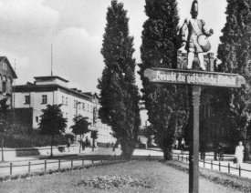 Wegweiser am Bahnhofsplatz *4 - Im Hintergrund die Schützenstraße.