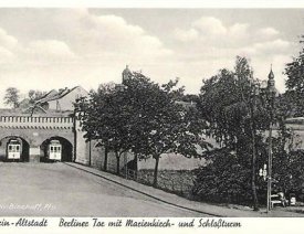 Zwei Bahnen am Berliner Tor *1