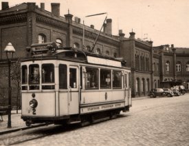 Am Bahnhof Küstrin Neustadt *7 - Fahrziel:  Städtische Mittelschule in der Altstadt. Aufnahme aus der Zeit um/nach 1937. Aus der Sammlung Sigurd Hilkenbach.