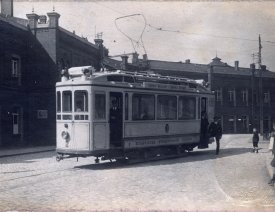 Wagen 2 am Bahnhof *10 - Fahrziel: Landsberger Straße. An der Seite ist 