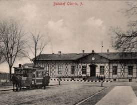 Am Bahnhof Küstrin-Altstadt *1 - Standpunkt Artilleriestraße. Vor dem Bahnhof verläuft die Ostbahnstraße.  Dieser Bahnhof wurde Mitte der 1920er Jahre abgerissen und mit einem neuen Gebäude ersetzt.