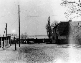 Schiffbauerstraße mit Blick auf die Warthe. Links die Fa. Kube, rechts die Gaststätte Paddenkrug