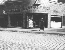 Das Hauptgeschäft befand sich neben der Firma Glas-Friedrich (Foto: Dr. Helmut Friedrich)
