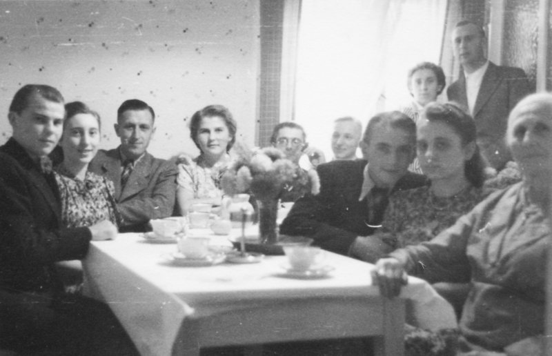 Aktuelle Fotos der Stadt Küstrin / Kostrzyn Auto- und Motoren-Reparaturwerk, Opelhandlung Walter Puhlmann - Belegschaft; stehend Ursula und Walter Puhlmann