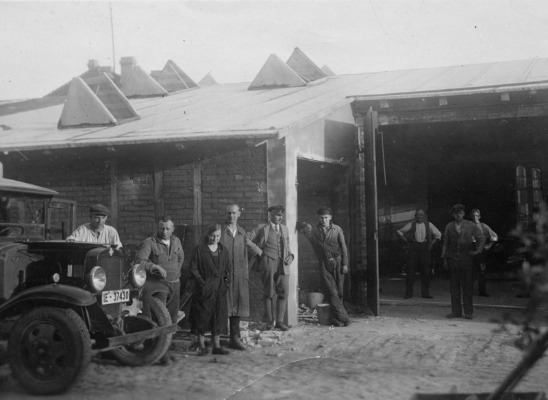 Aktuelle Fotos der Stadt Küstrin / Kostrzyn Auto- und Motoren-Reparaturwerk, Opelhandlung Walter Puhlmann - Mitarbeiter der Firma am 14.5.1932
