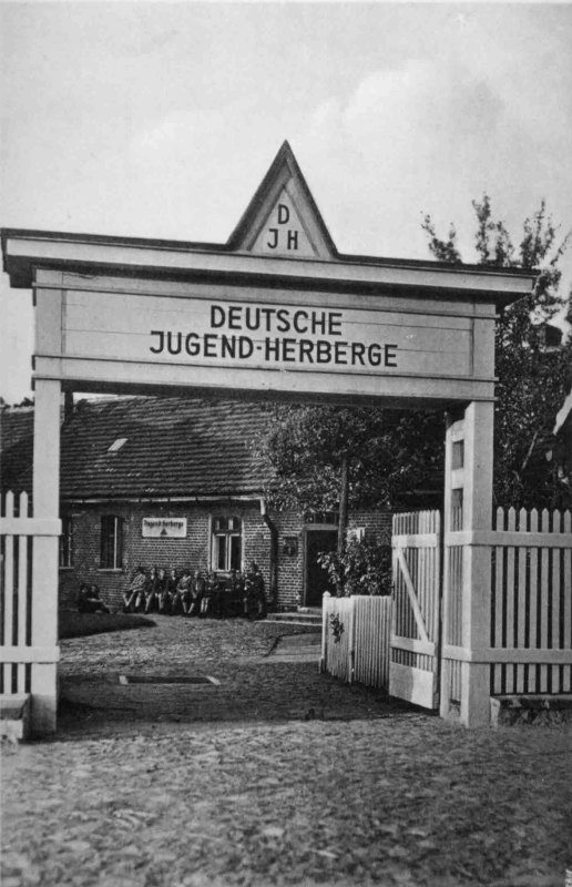 Eingangstor der Jugendherberge (Archiv Siegfried Neubauer)