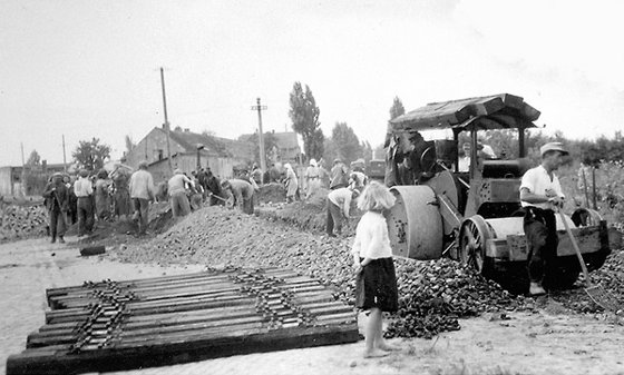 Bauarbeiten am Bahnübergang der Frankfurter Strecke im Jahre 1950