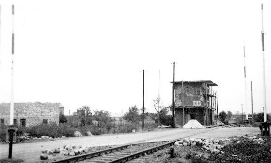 Bahnübergang der Frankfurter Strecke mit Stellwerk Kst um 1954