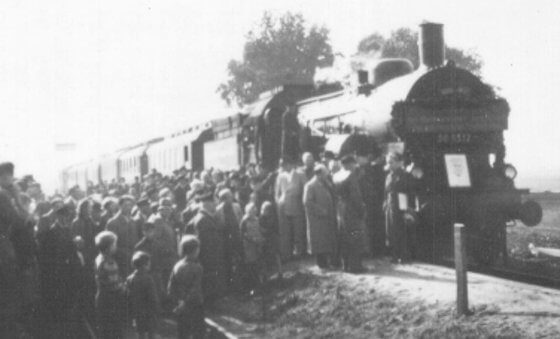 Eröffnung der Bahnstrecke nach Frankfurt (Oder), 1950: Der erste Zug.