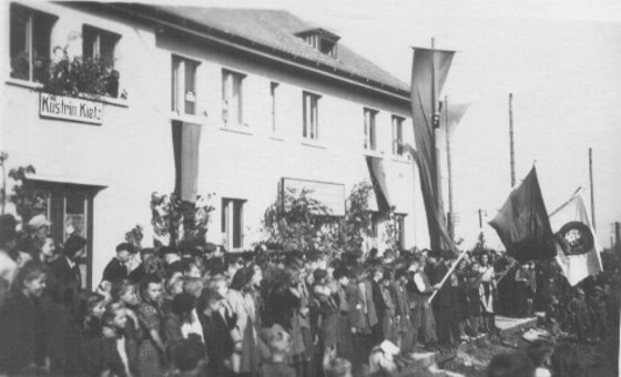 Eröffnung der Bahnstrecke nach Frankfurt (Oder), 1950: Warten auf den ersten Zug.