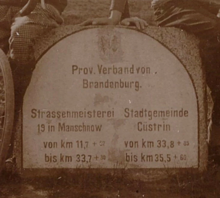 Detailfoto des historischen Unterhaltungsgrenzsteins in Küstrin