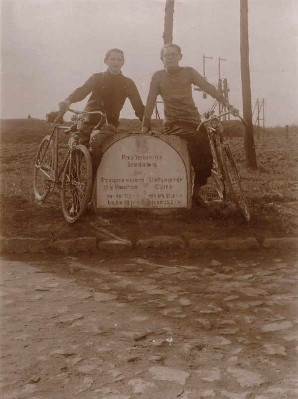 Historisches Foto des Unterhaltungsgrenzsteines in Küstrin