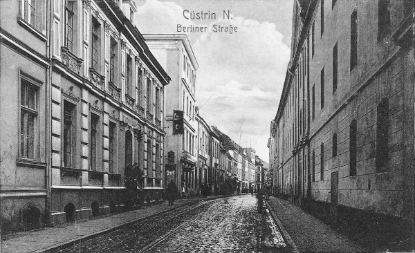 Berliner Straße 16, Küstrin Altstadt (das höhere Haus links)